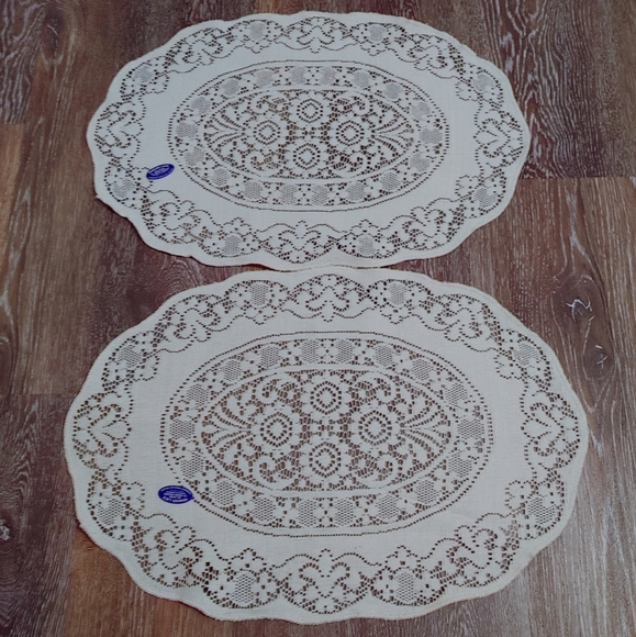 Vintage Quaker Lace Oval Placemats/Doilies - Picture 2 of 7